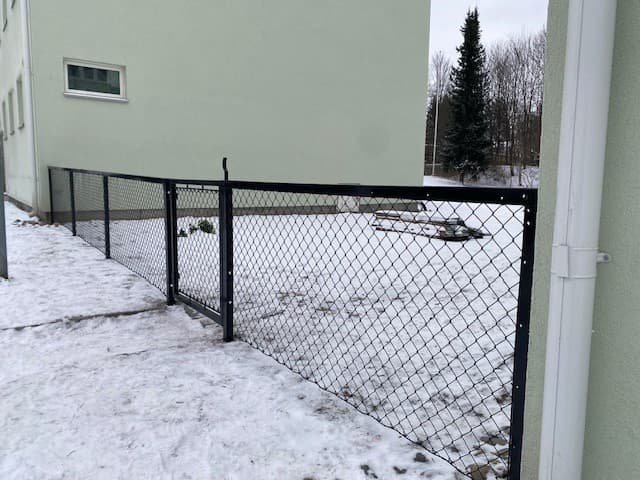 Sort flettverksgjerde og gangporter i Oslo borettslag – bilde 2